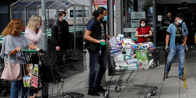 אנשים עורכים קניות בגרמניה, צילום: רויטרס