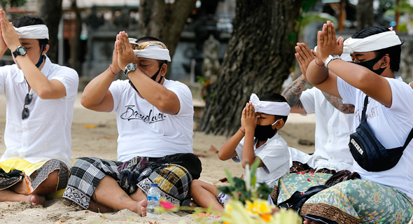 תפילה באי באלי, אינדונזיה
