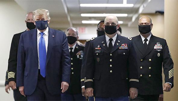טראמפ עוטה מסכה, ביציאה מביקור בבי"ח צבאי