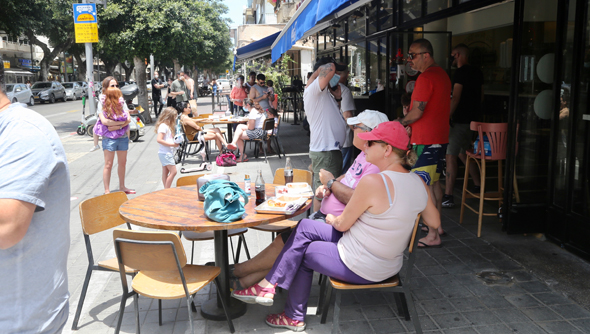 אנשים יושבים מחוץ למסעדת סוס אנד סאנס בתל אביב