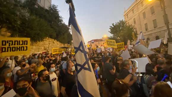 המפגינים נושאים דגלי ישראל