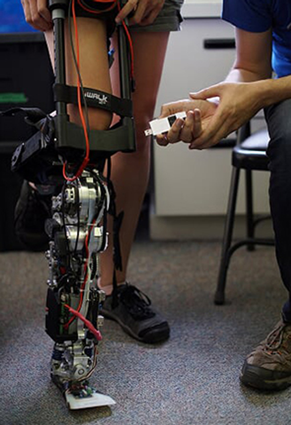 רובוט של רובוטיק על רגל קטועה, צילום: אינטל National University of Singapore