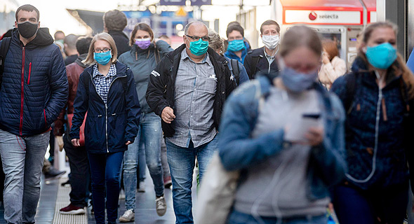 אזרחים עם מסכות בפרנקפורט, גרמניה, צילום: איי פי