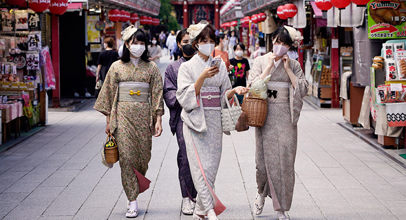 תיירות באזור הקניות של רובע אסקוסה בטוקיו 