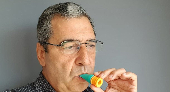 Ben-Gurion University professor Gabby Sarusi demonstrates the new Covid-19 test kit. Photo: Courtesy