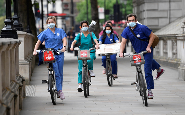 אחים ואחיות בבית חולים בלונדון רוכבים על אופניים, צילום: רויטרס
