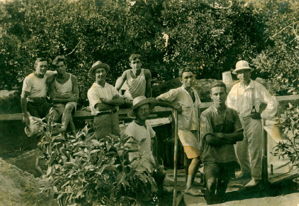 פרדס גפן בשנות ה-20. צבי (הירש) גפן שלוב ידיים וחבוש כובע במרכז, לצד פועלים עבריים  