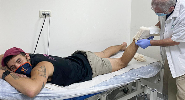 כתב כלכליסט דור זומר  שרגלו נשברה בהפגנה בת"א