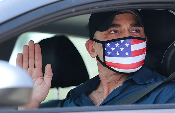 אזרח חדש בארה"ב נשבע ביושבו במכונית בגלל הקורונה, צילום: גטי אימג