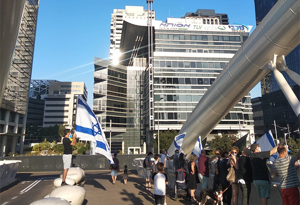 מפגינים בגשר יהודית בתל אביב, הערב, צילום: דניאל וסרשטרום