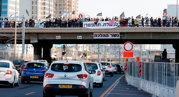 מפגינים בגשר ההלכה, הערב, צילום: איי אף פי