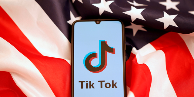 אפליקציית טיקטוק על רקע דגל ארה"ב, צילום: רויטרס