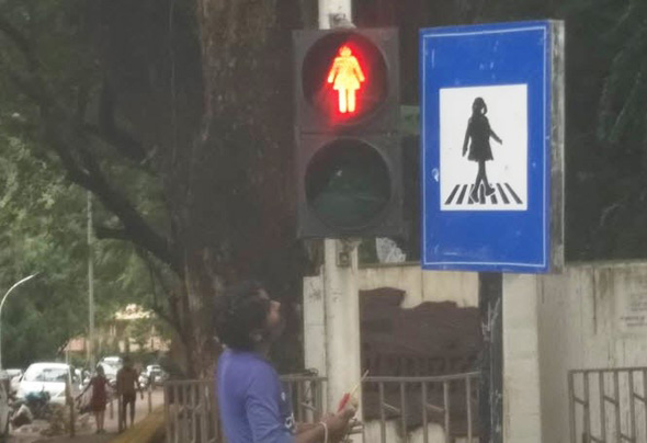 רמזור עם דמות נשית במומבאי, צילום: AUThackeray/Twitter Photo