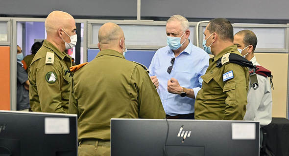 שר הביטחון בני גנץ בביקור בחמ"ל פיקוד העורף , צילום: דובר צה"ל