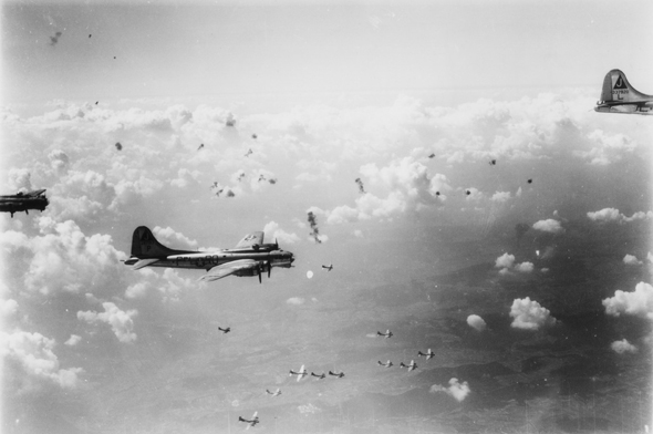 מפציצי B17 תחת אש נ"מ, צילום: IWM