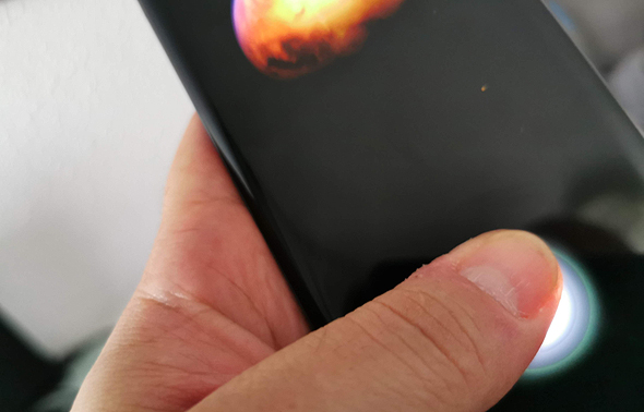טביעת אצבע שיאומי מי 10 סמארטפון, צילום: רפאל קאהן