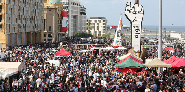 חבלי תלייה וגז מדמיע בביירות: הפגנת הלבנונים נגד השלטון