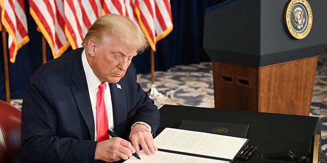 נשיא ארה"ב דונלד טראמפ חותם על הצווים, צילום: איי אף פי