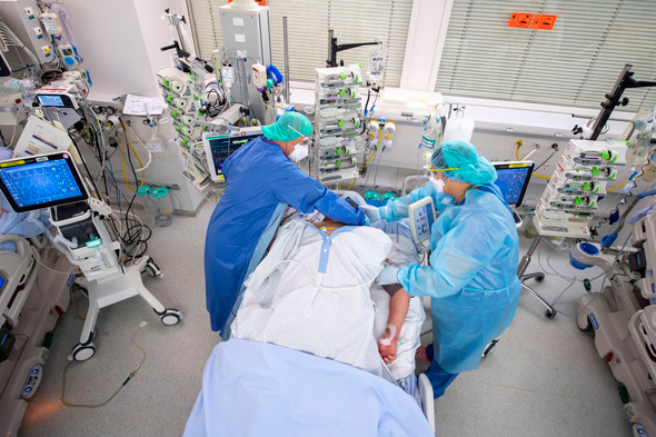 חולה קורונה בבית חולים בשוויץ, צילום: אי אף פי