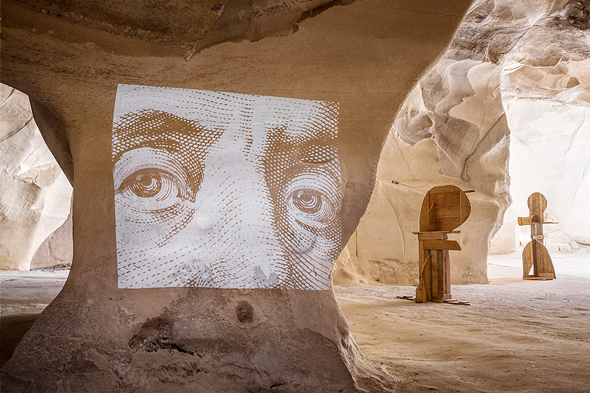 פסלים ועבודת וידיאו של האמן איוו ביזיניאנו במערות בית גוברין 