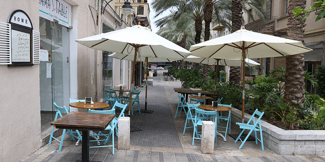 מסעדה ריקה בחיפה, צילום: אלעד גרשגורן