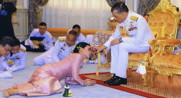 המלכה סוטהידה משתטחת לרגלי מלך תאילנד, צילום: איי אף  פי