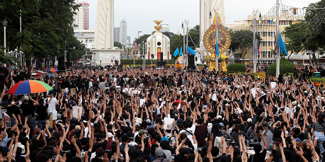 אלפים בתאילנד נגד הצבא והמלך: &quot;לא נהיה יותר אבק&quot;