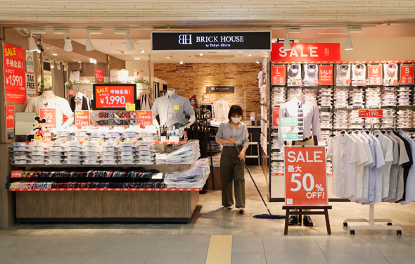 חנויות בקניון בטוקיו מציעות הנחות גדולות 