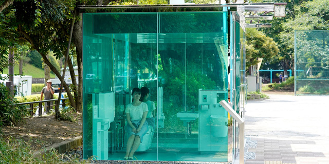 ביפן התקינו שירותים שקופים בפארקים, מה קורה כשנכנסים אליהם?