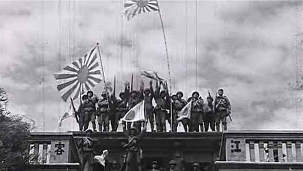 חיילים יפניים על גג אוניברסיטה סינית
