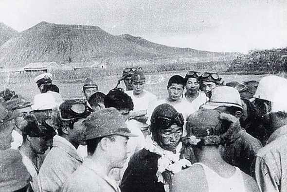 תמונה שצולמה לאחר נחיתת סאקאי, דקות ספורות לפני שהתמוטט, צילום: historynet 