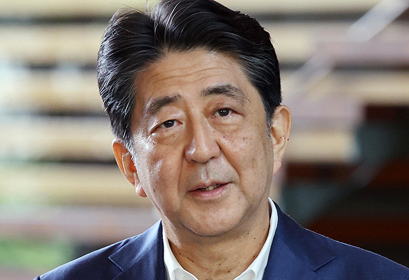 ראש ממשלת יפן שינזו אבה. קמפיין נגד תשלום במזומן