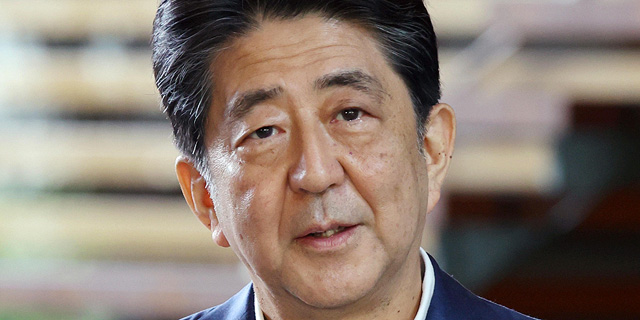 ראש ממשלת יפן שינזו אבה. קמפיין נגד תשלום במזומן, צילום: אי פי איי
