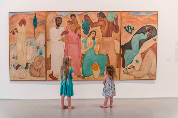 ילדים צופים בעבודה במוזיאון ישראל. אפשר לסייר אפילו עם המנכ”ל