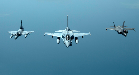 מימין: F35 אמריקאי, ולצידו F16 ומיראז