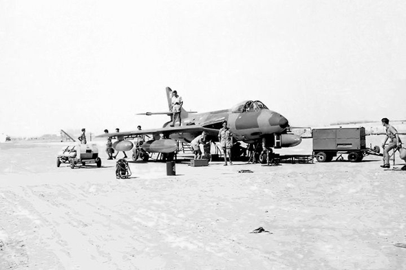 מטוס האנטר באיחוד, בבסיס שארג'ה. כשהוקם, לא היו בו האנגרים, וטיפולים רבים בוצעו תחת השמש 