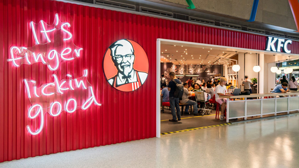 הסיסמה הבעייתית של KFC: ללקק את האצבעות