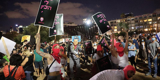 המפגינים בתל אביב צעדו והודו למשטרה: &quot;בירושלים מרביצים&quot;
