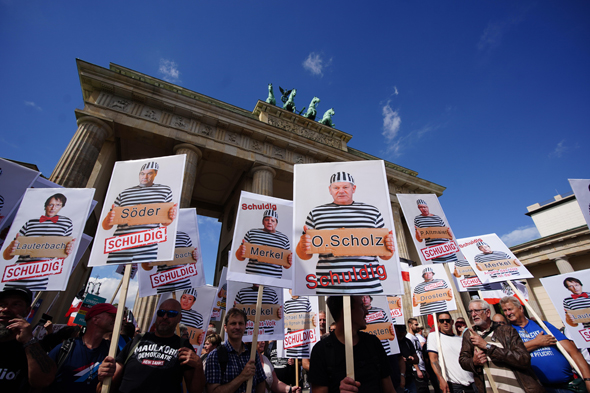 הפגנה בברלין נגד תקנות הקורונה