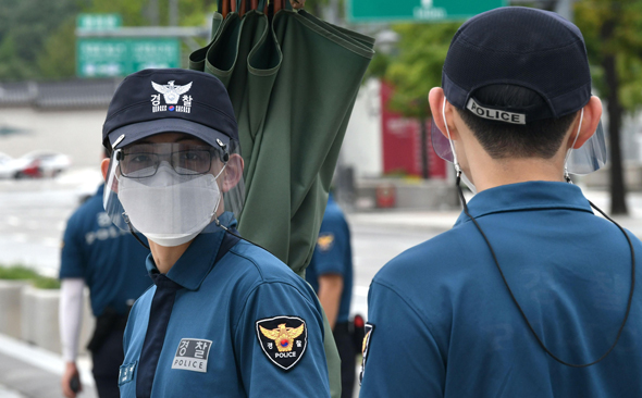 קצין משטרה בכיכר גוואנגוומון סיאול, דרום קוריאה