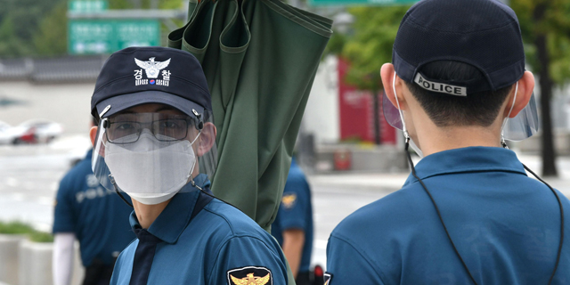 קצין משטרה בכיכר גוואנגוומון, סיאול דרום קוריאה, צילום: איי אף פי