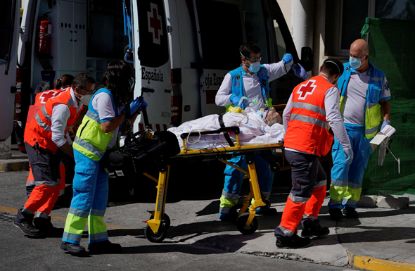 פינוי חולה במדריד, צילום: רויטרס 