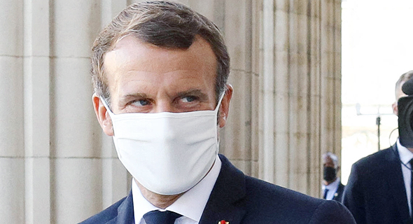 נשיא צרפת עמנואל מקרון עם מסכה