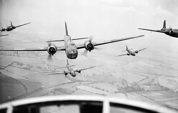 מפציצי וולינגטון בריטיים בדרכם למטרה, צילום: wikimedia