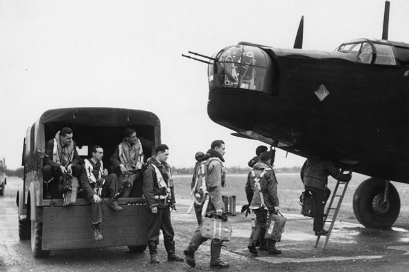 צוות וולינגטון עולה למטוסו, צילום: wikimedia