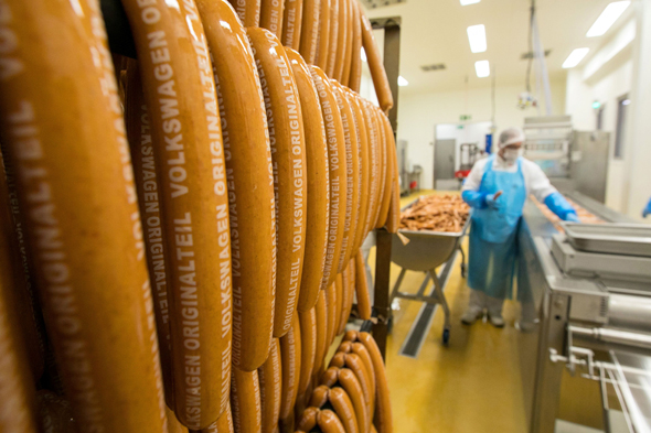 מפעל בשר. “אם הפירות והירקות ימוקמו ליד הבשר, המכירות יעלו”, צילום: בלומברג