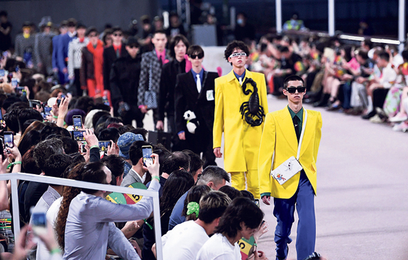 תצוגת בגדי הגברים של לואי ויטון התקיימה השנה בשנחאיי. בתי האופנה הולכים לאיפה שהכסף