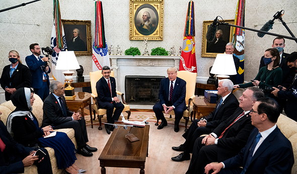 טראמפ ומשלחת איחוד האמירויות בחדר הסגלגל, צילום: גטי אימג