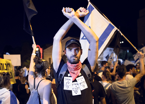  אורן פישר בהפגנות, צילום: אלכס קולומויסקי