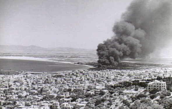 תשתיות דלק בוערות בחיפה, לאחר מתקפה איטלקית, צילום: Wikimedia